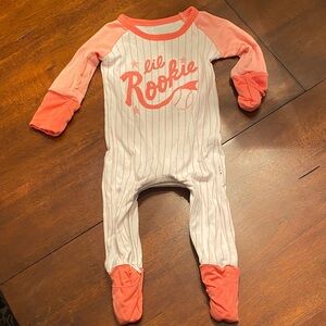 LITTLE SLEEPIES. Infant pajamas.